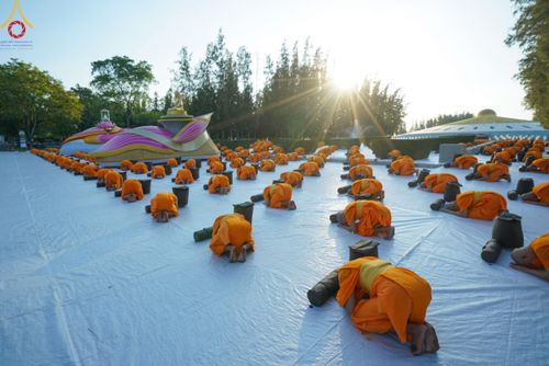 ภาพ No.104466:พระธรรมยาตราร่วมปฏิบัติธรรม และถ่ายภาพหมู่ประวัติศาสตร์ หน้ามหาวิหารพระมงคลเทพมุนี วันที่ 27 ธันวาคม พ.ศ. 2566