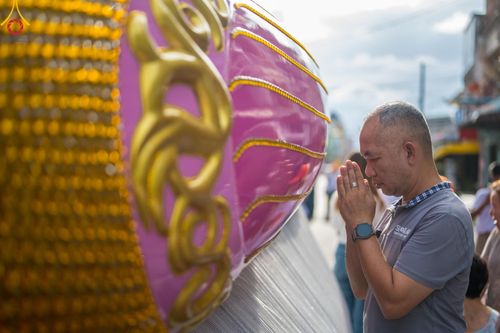 ภาพ No.128559:พิธีอัญเชิญพระบรมสารีริกธาตุ " ใจกลางเมืองนครหาดใหญ่ " เพื่อประดิษฐาน ณ มหารัตนเจดีย์สิริปทุมสวรรค์ (เจดีย์อริยพุทธะ 5 พระองค์) ศูนย์ปฏิบัติธรรมภาคใต้ อ.บางกล่ำ จ.สงขลา  วันที่ 9 มีนาคม พ.ศ. 2567 (ชุดที่ 2)