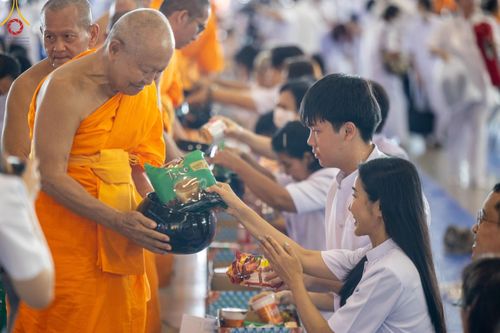 ภาพ No.149978:พิธีตักบาตร , พิธีปฎิบัติธรรม , พิธีถวายภัตตาหารเมนูสวรรค์ ในพรรษาแห่งการเข้าถึงธรรม วันธรรมชัย วันอังคารที่ 27 สิงหาคม พ.ศ.2567 ณ สภาธรรมกายสากล วัดพระธรรมกาย