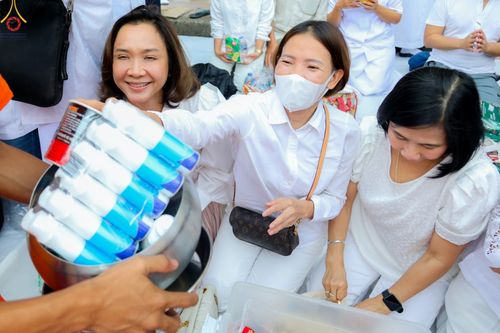 ภาพ No.85972:ตักบาตรพระนานาชาติ 10,000 รูป ใจกลางนครหาดใหญ่ จ.สงขลา วันอาทิตย์ที่ 20 สิงหาคม พ.ศ. 2566