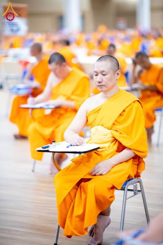 ภาพ No.208858:พระบาทสมเด็จพระเจ้าอยู่หัวทรงพระกรุณาโปรดเกล้าฯ พระราชทานภัตตาหารพระราชทาน แด่พระภิกษุ สามเณร ในการสอบบาลีสนามหลวง ณ วัดพระธรรมกาย วันที่ 22 กุมภาพันธ์ พ.ศ. 2568 ณ วัดพระธรรมกาย อำเภอคลองหลวง จังหวัดปทุมธานี