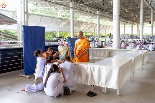 ภาพ No.236008:วันที่ 3 สิงหาคม พ.ศ. 2568 ภาพบรรยากาศ การต้อนรับปฎิสันถาร ของคณะสงฆ์ ในวันสมาธิโลก พิธีถวายมหาสังฆทาน 2,000 กว่าวัด ณ วัดพระธรรมกาย