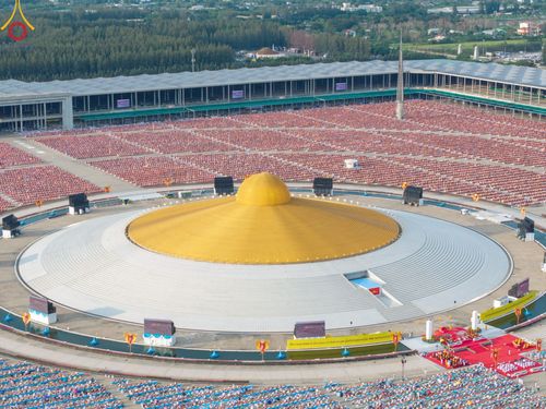 ภาพ No.221634:วันอังคารที่ 22 เมษายน พ.ศ. 2568 ภาพพิธีถวายมหาสังฆทานคณะสงฆ์ 40,000 กว่าวัดทั่วประเทศ เนื่องในวันคุ้มครองโลก ชุดที่ 2 (ปลื้มให้สมการรอคอย) ณ ลานธรรมพระมหาธรรมกายเจดีย์ วัดพระธรรมกาย