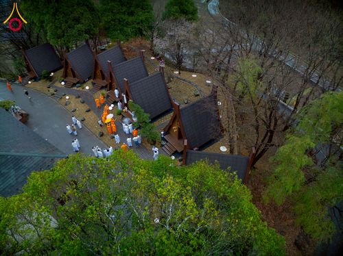 ภาพ No.221040:วันที่ 13 เมษายน พ.ศ. 2568 พิธีโปรยรัตนชาติปฐมเริ่มสถาปนาเจดีย์ และ พิธีเปิดหมู่บ้านปฏิบัติธรรม เพื่อการบรรลุธรรม ณ วัดป่าธรรมกายนานาชาติโทชิหงิ  ประเทศญี่ปุ่น