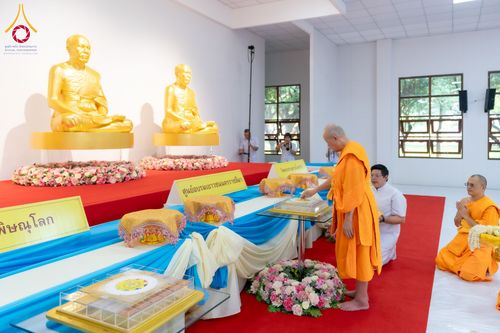 ภาพ No.160875:พิธีเจริญพระพุทธมนต์ และปิดแผ่นทองรูปเหมือน พระเดชพระคุณพระมงคลเทพมุนี (สด จนฺทสโร) พระผู้ปราบมาร จำนวน 3 องค์ วันเสาร์ที่ 5 ตุลาคม พ.ศ. 2567 ณ อาคารปลูกศรัทธา 2 (ชานชลาเดิม) วัดพระธรรมกาย อ.คลองหลวง จ.ปทุมธานี