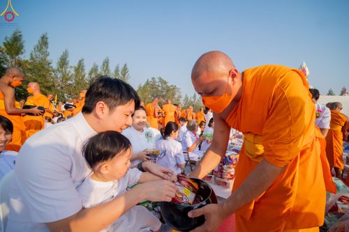 ภาพ No.110318:พิธีตักบาตรพระธรรมยาตราฯ ในโครงการธรรมยาตรากตัญญูบูชา มหาปูชนียาจารย์ พระมงคลเทพมุนี(สด จนฺทสโร) พระผู้ปราบมาร ปีที่ 12 ณ อนุสรณ์สถานลำดับที่ 2 สถานที่ตั้งมโนปณิธานบวชตลอดชีวิต อนุสรณ์สถานบางนางแท่น จ.นครปฐม วันที่ 11 มกราคม พ.ศ. 2567