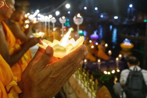 ภาพ No.197221:พิธีจุดประทีปถวายเป็นพุทธบูชา และบูชาธรรมมหาปูชนียาจารย์ ณ วัดโบสถ์(บน) ตำบลบางคูเวียง อำเภอบางกรวย จังหวัดนนทบุรี ในโครงการธรรมยาตรา กตัญญูบูชา มหาปูชนียาจารย์ พระมงคลเทพมุนี(สด จนฺทสโร) พระผู้ปราบมาร อนุสรณ์สถาน 7 แห่ง ปีที่ 13 วันที่ 18 มกราคม พ.ศ. 25