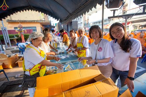 ภาพ No.151705:V.55 ทีมใหญ่ที่หาดใหญ่ เจ้าหน้าที่ทุกสถานะ หลายสัญชาติ ร่วมกันจัดงานตักบาตรที่หาดใหญ่ วันที่ 10-11 สิงหาคม พ.ศ. 2567