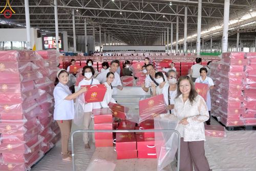 ภาพ No.214407:วันที่ 29 มีนาคม พ.ศ.2568 กิจกรรมใส่ถุงซิปกล่องไทยธรรม เพื่อรักษาความประณีตของกล่องไทยธรรม ในทุกสภาพอากาศ ณ บ้านแก้วเรือนทองคุณยาย วัดพระธรรมกาย