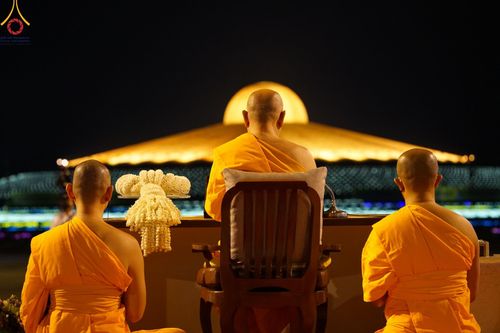 ภาพ No.154886:พิธีจุดประทีป, พิธีฉลองชัยสวดมนต์บทธัมมจักกัปปวัตนสูตร ณ มหารัตนวิหารคด วัดพระธรรมกาย วันอังคารที่ 17 กันยายน พ.ศ. 2567