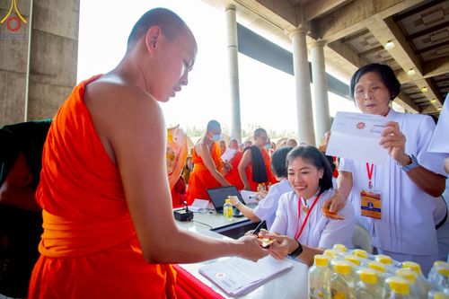 ภาพ No.219349:บรรยากาศการเดินทางเข้าวัดพระธรรมกาย , การต้อนรับปฏิสันถาร , การฉันภัตตาหารเช้า , การลงทะเบียนพระสังฆาธิการ  เนื่องในวันคุ้มครองโลก พิธีถวายมหาสังฆทานคณะสงฆ์ 40,000 กว่าวัดทั่วประเทศ ณ วัดพระธรรมกาย