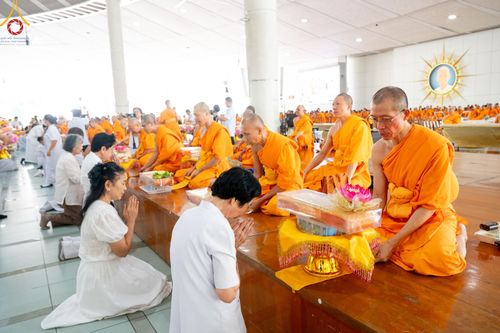 ภาพ No.157742:พิธีถวายภัตตาหารเมนูสวรรค์ ในพรรษาแห่งการเข้าถึงธรรม วันเสาร์ที่ 28 กันยายน พ.ศ. 2567 ณ หอฉันคุณยายอาจารย์ฯ วัดพระธรรมกาย