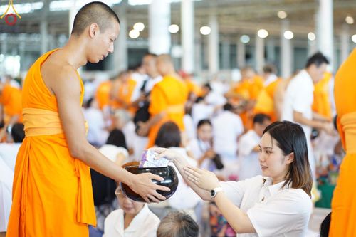 ภาพ No.139139:พิธีตักบาตร , พิธีบูชาข้าวพระ ณ ห้องแก้วสารพัด 1 สภาธรรมกายสากล วัดพระธรรมกาย วันอาทิตย์ต้นเดือนที่ 2 มิถุนายน พ.ศ. 2567