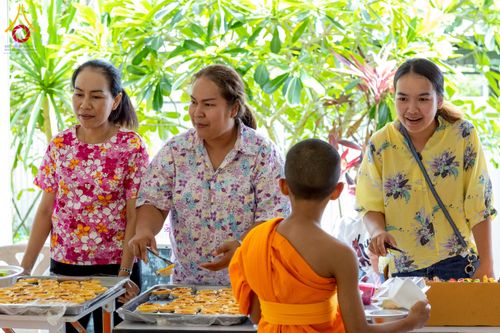 ภาพ No.218125:วันอาทิตย์ที่ 13 เมษายน พ.ศ. 2568 พิธีตักบาตรฉลองสามเณรใหม่ 75 รูป เนื่องในวันสงกรานต์ (โครงการบรรพชาสามเณรฟื้นฟูพระพุทธศาสนาทั่วไทย ประจำปีพุทธศักราช 2568) ณ ศูนย์ปฏิบัติธรรมระยอง(บ้านช่องลม) ตำบลบางบุตร อำเภอบ้านค่าย จังหวัดระยอง