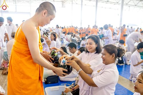 ภาพ No.222049:วันที่ 4 พฤษภาคม พ.ศ. 2568 พิธีตักบาตร เนื่องในวันอาทิตย์ต้นเดือน ณ บ้านแก้วเรือนทองคุณยายฯ วัดพระธรรมกาย