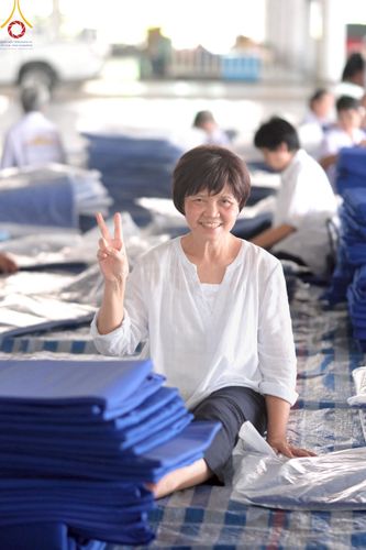 ภาพ No.218530:วันที่ 15 - 18 เมษายน พ.ศ. 2568 การเตรียมภาชนะสำหรับถวายภัตตาหาร , การจัดโต๊ะเก้าอี้ในลานธรรม , การแพ็คพัสดุงานต้อนรับ เพื่องานวันคุ้มครองโลก 22 เมษายน พ.ศ.2568 วัดพระธรรมกาย