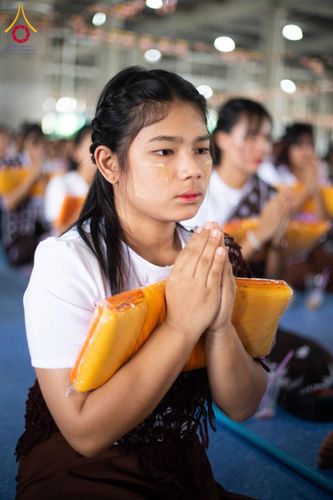 ภาพ No.143750:พิธีถวายผ้าไตร, สวดธรรมจักร, ปฏิบัติธรรม และฟังแสดงพระธรรมเทศนา ภาษาเมียนมา โดยมีสาธุชนชาวเมียนมากว่า 4,000 คน เข้าร่วมพิธี ณ มหารัตนวิหารคด วัดพระธรรมกาย วันอาทิตย์ที่ 7 กรกฎาคม พ.ศ. 2567