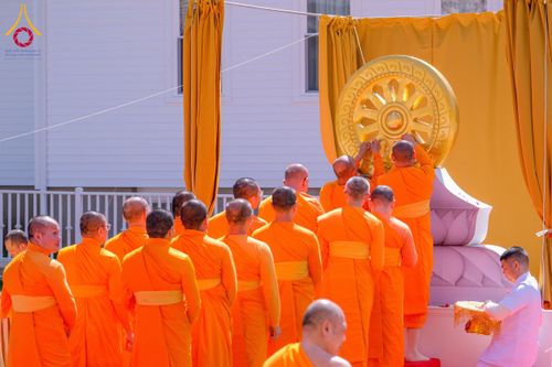 ภาพ No.62452:คณะศิษยานุศิษย์รวมใจสถาปนาและสมโภช ธรรมจักร เพื่ออัญเชิญประดิษฐาน ณ ยอดอุโบสถ 80 ปี หลวงพ่อธัมมชโย วัดพระธรรมกายนิวเจอร์ซี ประเทศสหรัฐอเมริกา  วันอาทิตย์ที่ 7 เมษายน พ.ศ. 2567