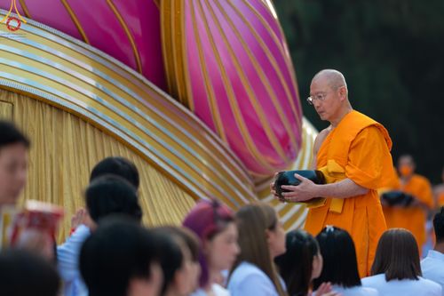 ภาพ No.107450:พิธีตักบาตรพระธรรมยาตราฯ ในโครงการธรรมยาตรากตัญญูบูชา มหาปูชนียาจารย์ พระมงคลเทพมุนี(สด จนฺทสโร) พระผู้ปราบมาร ปีที่ 12 ณ อนุสรณ์สถานมหาวิหารพระมงคลเทพมุนี อ.สองพี่น้อง จ.สุพรรณบุรี วันที่ 7 มกราคม พ.ศ. 2567