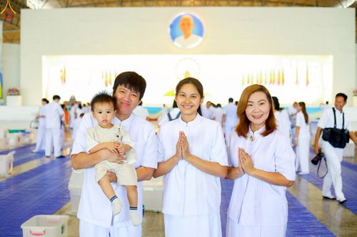 ภาพ No.243552:วันที่ 7 กันยายน พ.ศ. 2568 พิธีตักบาตร ข้าวสารอาหารแห้ง ในวันครูผู้ค้นพบวิชชาธรรมกาย ณ บ้านแก้วเรือนทองคุณยายฯ สภาธรรมกายสากล วัดพระธรรมกาย