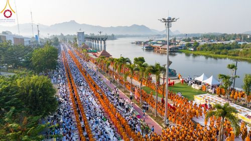 ภาพ No.101893:ตักบาตรพระ 10,000 รูป เติมบุญให้แผ่นดิน เนื่องในโอกาส 192 ปี จังหวัดกาญจนบุรี หนึ่งในโครงการตักบาตรพระ 2,000,000 รูป  77 จังหวัดทุกวัดทั่วไทย วันจันทร์ที่ 11 ธันวาคม พ.ศ. 2566 บริเวณถนนสองแคว (SKY WALK) เมืองกาญจนบุรี