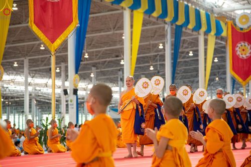 ภาพ No.85437:พิธีถวายมหาสังฆทานคณะสงฆ์ 2000 กว่าวัดทั่วประเทศปีที่ 23, พิธีถวายไทยธรรมคณะสงฆ์ 323 วัด 4 จังหวัดชายแดนภาคใต้, พิธีมอบปัจจัยช่วยเหลือครู 4 จังหวัดชายแดนภาคใต้ ณ สภาธรรมกายสากล วัดพระธรรมกาย ในวันสมาธิโลก อาทิตย์ที่ 6 สิงหาคม พ.ศ. 2566