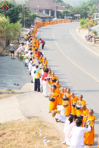 ภาพ No.62325:Photo Story  มหัศจรรย์วัดดงดินแดง Episode 4 กิจกรรมตักบาตรฉลองพระ-เณรกว่า 500 รูป