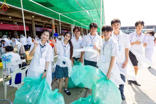 ภาพ No.219478:วันอังคารที่ 22 เมษายน พ.ศ. 2568 พิธีมอบปัจจัยช่วยเหลือครู 4 จังหวัดชายแดนภาคใต้ , พิธีกล่าวคำถวายอุปกรณ์ เพื่อเตรียมการต้อนรับคณะสงฆ์ฯ , พิธีกล่าวคำถวายภัตตาหารเป็นสังฆทาน , คณะสงฆ์ฉันภัตตาหารเพล  เนื่องในวันคุ้มครองโลก พิธีถวายมหาสังฆทานแด่คณะสงฆ์