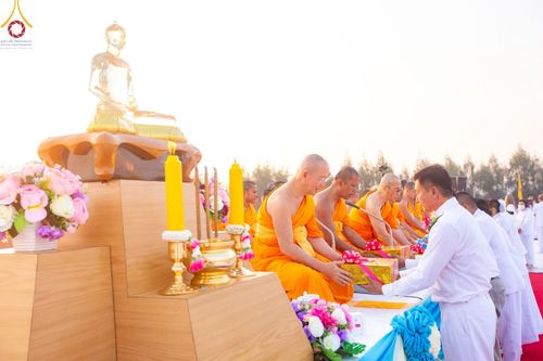 ภาพ No.201101:พิธีตักบาตรพระธรรมยาตรา ณ อนุสรณ์สถานลำดับที่ 5 สถานที่เผยแผ่วิชชาธรรมกายครั้งแรก อนุสรณ์สถานบางปลา วัดบางปลา อำเภอบางเลน จังหวัดนครปฐม ในโครงการธรรมยาตรา กตัญญูบูชา มหาปูชนียาจารย์ พระมงคลเทพมุนี(สด จนฺทสโร) พระผู้ปราบมาร อนุสรณ์สถาน 7 แห่ง ปีที่ 13