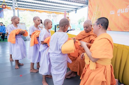 ภาพ No.133517:พิธีขอขมารับผ้าไตร, พิธีบรรพชาสามเณร, สามเณรออกบิณฑบาต ในโครงการบรรพชาสามเณร ฟื้นฟูพระพุทธศาสนาทั่วไทย  ณ ศูนย์ปฏิบัติธรรม และอบรมเยาวชนเมืองยะลา วันที่ 3 เมษายน พ.ศ. 2567