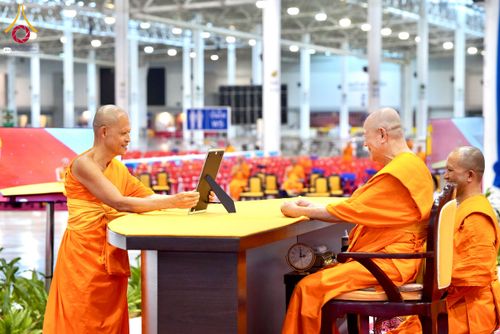 ภาพ No.237514:วันอาทิตย์ที่ 10 สิงหาคม พ.ศ.2568 พิธีมอบใบประกาศเกียรติคุณ โครงการสอบบาลี "ฉลองแชมป์" บูชาธรรม 80 ปี หลวงพ่อธัมมชโย ประจำปี 2568 และ พิธีมอบดวงแก้วสามเณรทรงบาลีไวยากรณ์ ณ สภาธรรมกายสากล วัดพระธรรมกาย ปทุมธานี