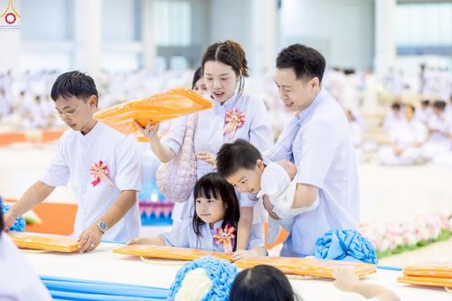 ภาพ No.277556:วันอาทิตย์ต้นเดือนที่ 7 ธันวาคม พ.ศ.2568 พิธีทอดผ้าป่าต้นสมบัติจักรพรรดิ ณ สภาธรรมกายสากล วัดพระธรรมกาย