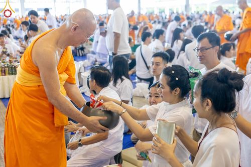 ภาพ No.151073:พิธีตักบาตร ในวันอาทิตย์ต้นเดือน วันที่ 1 กันยายน พ.ศ. 2567 ณ สภาธรรมกายสากล วัดพระธรรมกาย