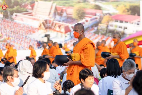 ภาพ No.112775:พิธีตักบาตรพระธรรมยาตราฯ ณ วัดสองพี่น้อง จ.สุพรรณบุรี วันที่ 15 มกราคม พ.ศ. 2567