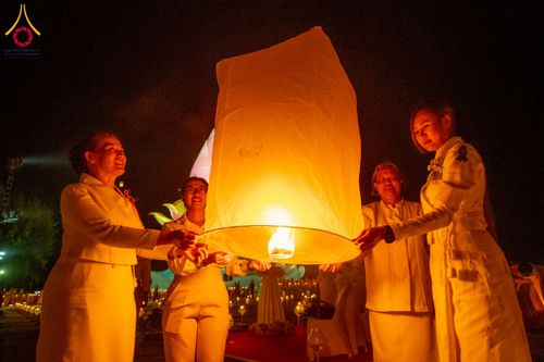 ภาพ No.266175:วันพุธที่ 5 พฤศจิกายน พ.ศ. 2568 (วันพระ ขึ้น 15 ค่ำ เดือน 12) พิธีจุดประทีปโคมลาน, โคมลอย และลอยกระทง ถวายประทีปเป็นพุทธบูชา สร้างความสว่างไสวให้กับแผ่นดินด้วยแสงธรรม ณ พุทธอุทยานนานาชาติ จังหวัดหนองคาย