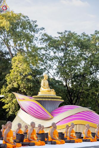 ภาพ No.186999:พระธรรมยาตราปฏิบัติธรรม และถ่ายภาพหมู่ประวัติศาสตร์ ปีที่ 13 ณ ลานทิศตะวันออก มหาวิหารพระมงคลเทพมุนี วัดพระธรรมกาย จ.ปทุมธานี วันเสาร์ที่ 28 ธันวาคม พ.ศ. 2567