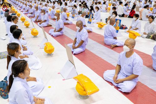 ภาพ No.101496:พิธีเวียนประทักษิณ, พิธีวันทาเจดีย์, พิธีขอขมาและมอบผ้าไตร ในโครงการอุปสมบทหมู่ รุ่นบูชาธรรมมหาปูชนียาจารย์ ณ วัดพระธรรมกาย ในวันที่ 9 ธันวาคม พ.ศ. 2566