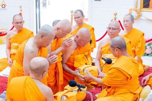 ภาพ No.252311:วันที่ 4-5 ตุลาคม พ.ศ. 2568  วัดพระธรรมกายแคลิฟอร์เนีย ประเทศสหรัฐอเมริกา ได้จัดพิธีตัดปอยผม โดยคณะสงฆ์ ญาติ ๆ และสาธุชน ให้กับนาคธรรมทายาท 8 ท่าน และได้จัดพิธีบรรพชา-อุปสมบท ฉลองพิธีทอดกฐินบรมจักรพรรดิ สร้างอุโบสถ 82 ปี บูชาธรรมหลวงพ่อธัมมชโย