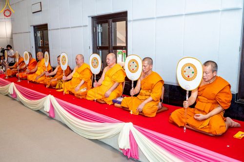 ภาพ No.214845:พิธีต้อนรับสัญญาบัตร พัดยศ พระราชวิเทศวชิรเวที (บัณฑิต วรปญฺโญ) เจ้าอาวาสวัดพระธรรมกายสกอตแลนด์ สหราชอาณาจักร ผู้ช่วยเจ้าอาวาสวัดพระธรรมกาย ณ อุโบสถพระไตรปิฏก วัดพระธรรมกาย