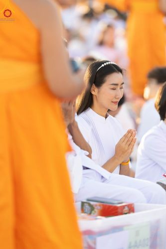 ภาพ No.105318:พิธีตักบาตรฉลองพระบวชใหม่ รุ่นบูชาธรรมมหาปูชนียาจารย์ และต้อนรับศักราชใหม่ วันจันทร์ที่ 1 มกราคม พ.ศ. 2567 ณ ลานธรรมพระมหาธรรมกายเจดีย์ วัดพระธรรมกาย