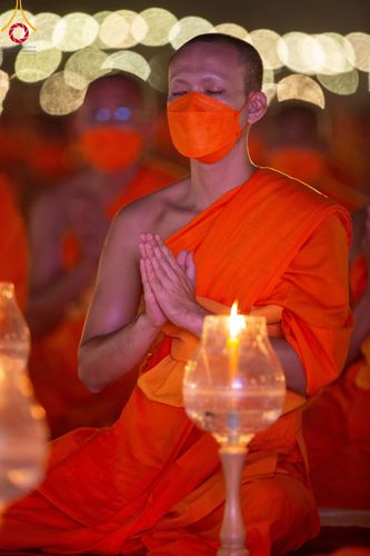 ภาพ No.107191:พิธีจุดประทีปถวายเป็นพุทธบูชา และบูชาธรรมมหาปูชนียาจารย์ ในโครงการธรรมยาตรากตัญญูบูชา มหาปูชนียาจารย์ พระมงคลเทพมุนี(สด จนฺทสโร) พระผู้ปราบมาร  อนุสรณ์สถาน 7 แห่ง ปีที่ 12  วันที่ 6 มกราคม พ.ศ. 2567 ณ อนุสรณ์สถานมหาวิหารพระมงคลเทพมุนี อ.สองพี่น้อง จ.สุพร