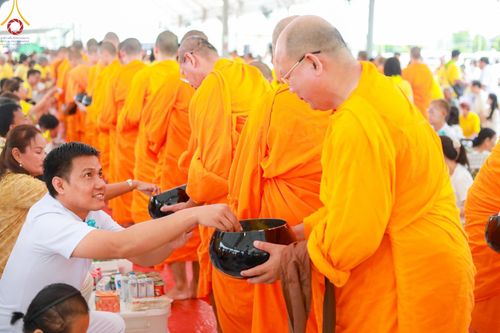 ภาพ No.146517:มหาสังฆทานถวายเป็นพุทธบูชาครั้งยิ่งใหญ่ โครงการทำบุญตักบาตร เพื่อถวายเป็นพระราชกุศล เนื่องในโอกาสมหามงคลเฉลิมพระชนมพรรษา พระบาทสมเด็จพระเจ้าอยู่ห้วฯ ทรงเจริญพระชนมพรรษา 6 รอบ 72 พรรษา