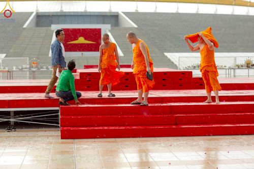 ภาพ No.218696:วันพฤหัสบดีที่ 17 เมษายน พ.ศ. 2568 การเตรียมงานในลานธรรม , สภาธรรมกายสากล , วิหารคด  เพื่องานวันคุ้มครองโลก 22 เมษายน พ.ศ. 2568