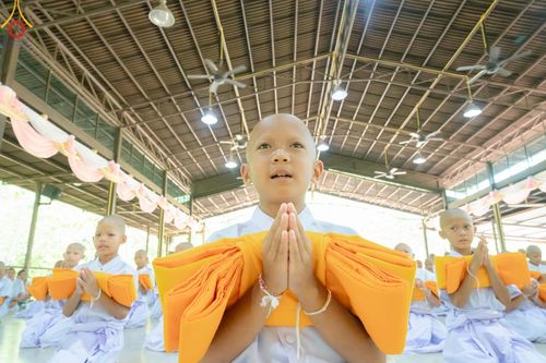 ภาพ No.135124: พิธีบรรพชาสามเณร  พิธีตักบาตรฉลองสามเณรใหม่ วันที่ 1 เมษายน พ.ศ.2567 ในโครงการบรรพชาสามเณรฟื้นฟูพระพุทธศาสนาทั่วไทย ณ ศูนย์ปฏิบัติธรรมแก้วเมืองเลย