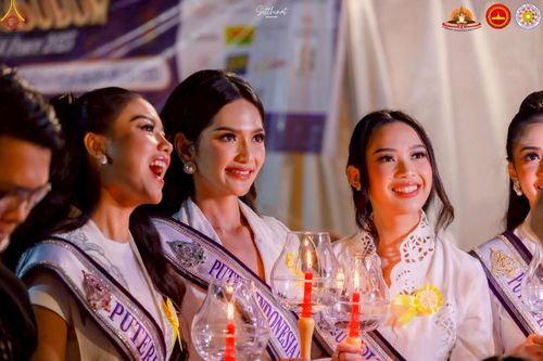 ภาพ No.224552:วันจันทร์ที่ 12 พฤษภาคม พ.ศ. 2568  ชาวพุทธในอินโดนีเซีย ร่วมฉลองวิสาขบูชาจุดประทีปกว่า 200,000 ดวง ณ พระมหาเจดีย์บรมพุทโธ  เจริญพุทธมนต์ถวาย “พระวชิรเกล้าเจ้าอยู่หัว”