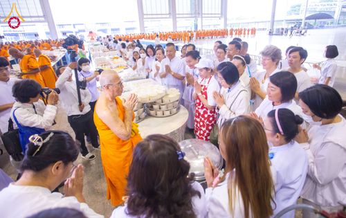 ภาพ No.202758:พิธีถวายภัตตาหารเป็นสังฆทาน แด่พระธรรมยาตรา ณ วัดพระธรรมกาย ตำบลคลองสาม อำเภอคลองหลวง จังหวัดปทุมธานี ในโครงการธรรมยาตรา กตัญญูบูชา มหาปูชนียาจารย์ พระมงคลเทพมุนี(สด จนฺทสโร) พระผู้ปราบมาร อนุสรณ์สถาน 7 แห่ง ปีที่ 13 วันที่ 28 มกราคม พ.ศ. 2568