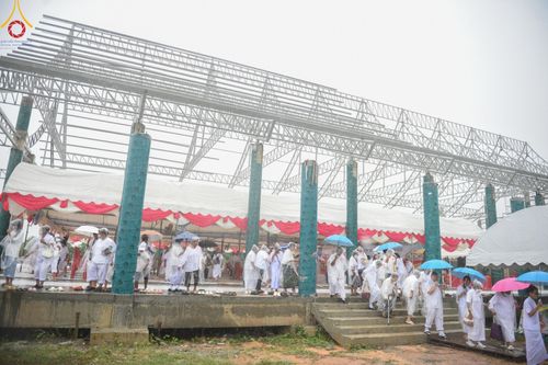 ภาพ No.146636:พิธีทอดผ้าป่าสร้างหลังคาอาคาร 80 ปี หลวงพ่อธัมมชโย ณ ศูนย์ปฎิบัติธรรมวิหารแดง จังหวัดสระบุรี วันอาทิตย์ที่ 28 กรกฎาคม พ.ศ. 2567