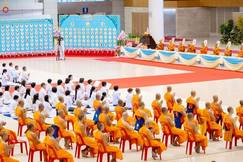 ภาพ No.233842:วันเสาร์ที่ 19 กรกฎาคม พ.ศ.2568 วันมหารำลึก ครั้งที่ 35 พิธีรำลึกถึงนักสร้างบารมี , พิธีสวดพระพุทธมนต์ , พิธีทอดผ้าบังสกุลและถวายไทยธรรม วัดพระธรรมกาย