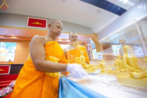 ภาพ No.159551:สัมมนาพิเศษและพิธีมอบองค์พระธรรมกาย 2,000 องค์ ณ ห้องแก้วสารพัดนึก 1 วัดพระธรรมกาย วันอาทิตย์ต้นเดือนที่ 6 ตุลาคม พ.ศ. 2567