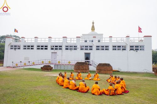 ภาพ No.314633:วันที่ 20 มีนาคม พ.ศ. 2569 พระอาจารย์ แนะนำการปฏิบัติธรรมให้แก่สามเณร  โครงการบรรพชาสามเณร 500 รูป เนปาล ณ วิหารมายาเทวี ประเทศเนปาล